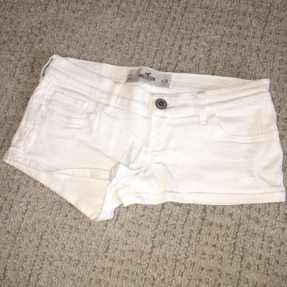 Size 1/25 hollister white low rise shorts.